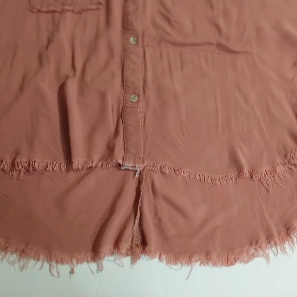 AEMI+CO Elegant Frayed Hem Button-Up Shirt - Dusty Pink Esposedseam Raw - Picture 4 of 11